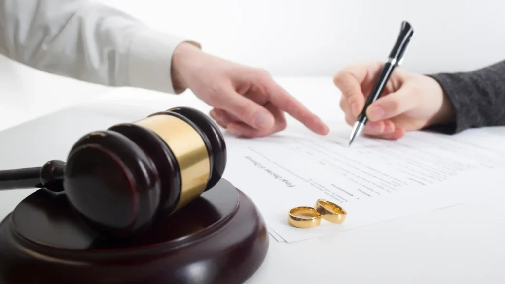 Klient podpisujący dokumenty rozwodowe u prawnika