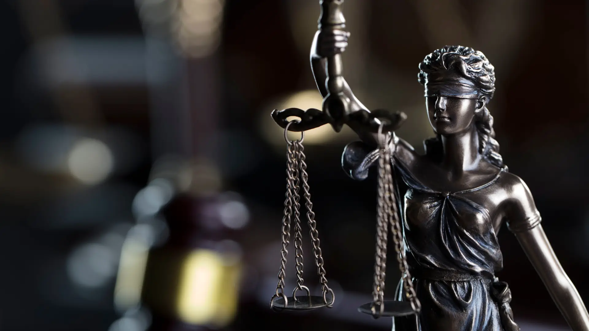 Temida z wagą symbol bogini sprawiedliwości (2)